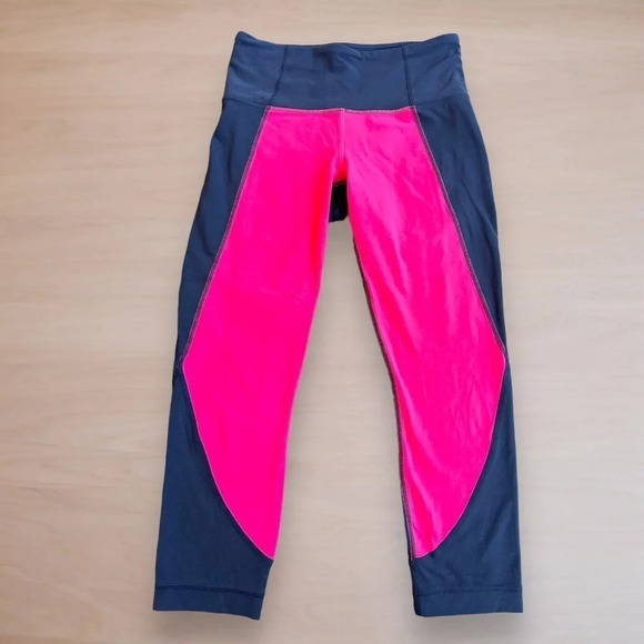 Athleta COLORBLOCK SALUTATION CAPRI xs Color: Summer Azalea/ Navy - Picture 2 of 5